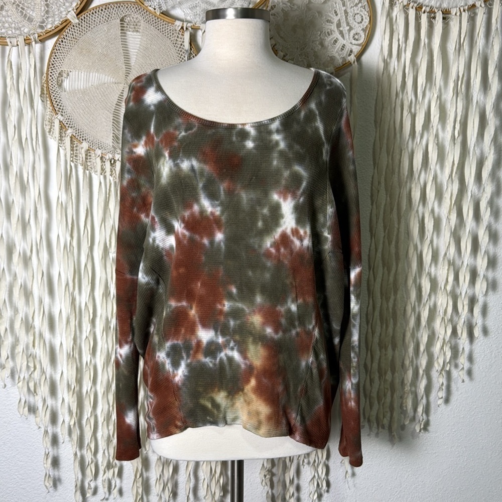 XCVI Wearables Green and Rust Tie Dye Long Sleeve Thermal Top Size M